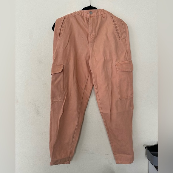 Forever 21 peach cargo pants size 26. - Picture 7 of 7